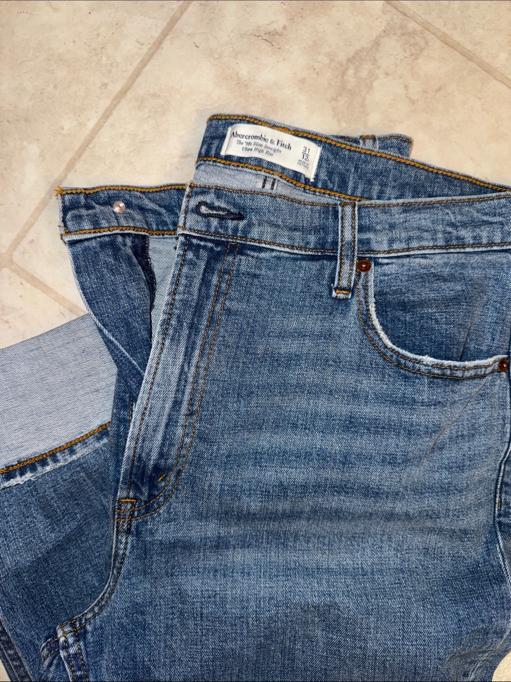 Abercrombie & Fitch Women’s Medium Blue Distressed Straight Jeans
